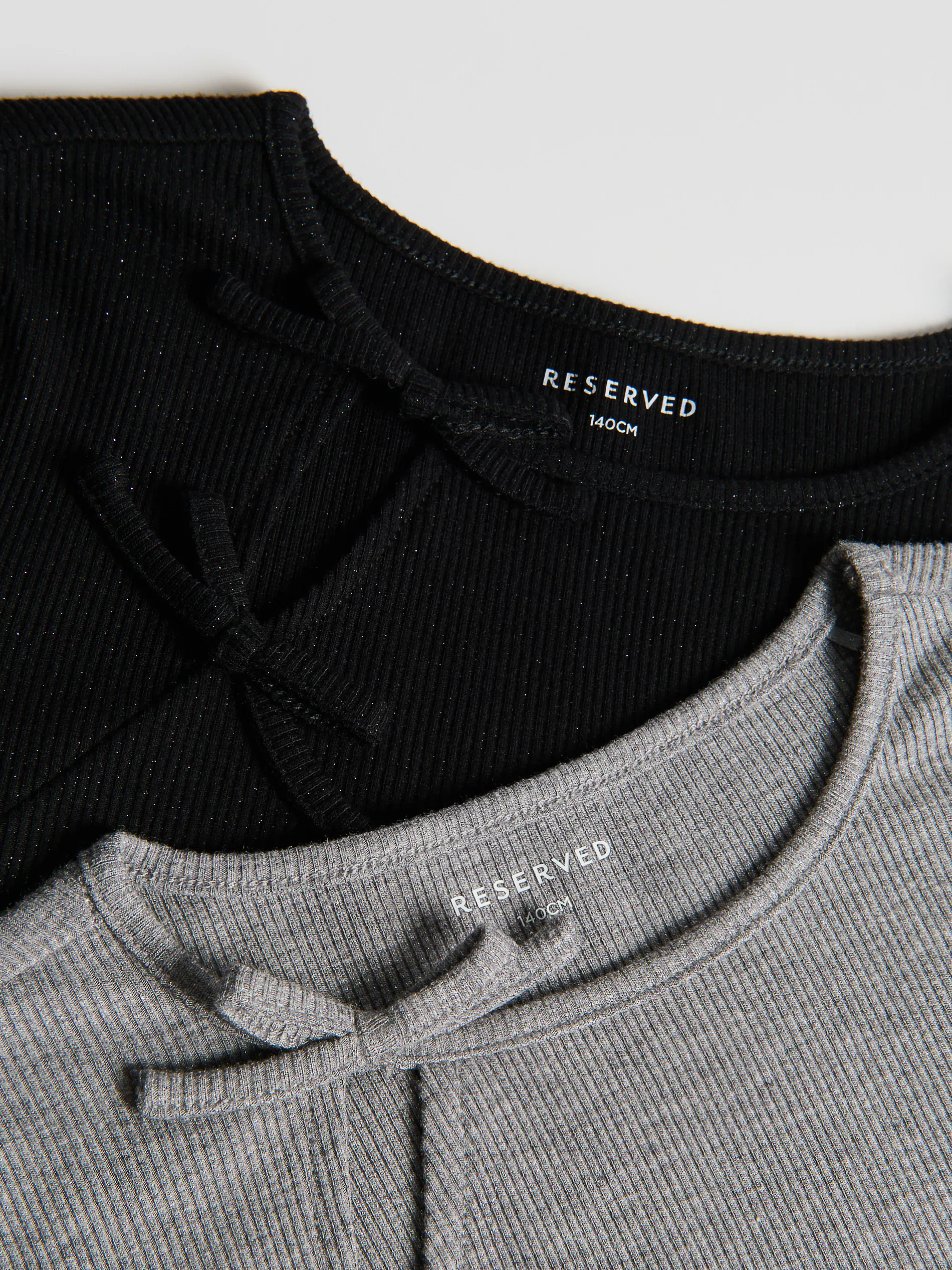 Gerippte Bluse mit Schleifen