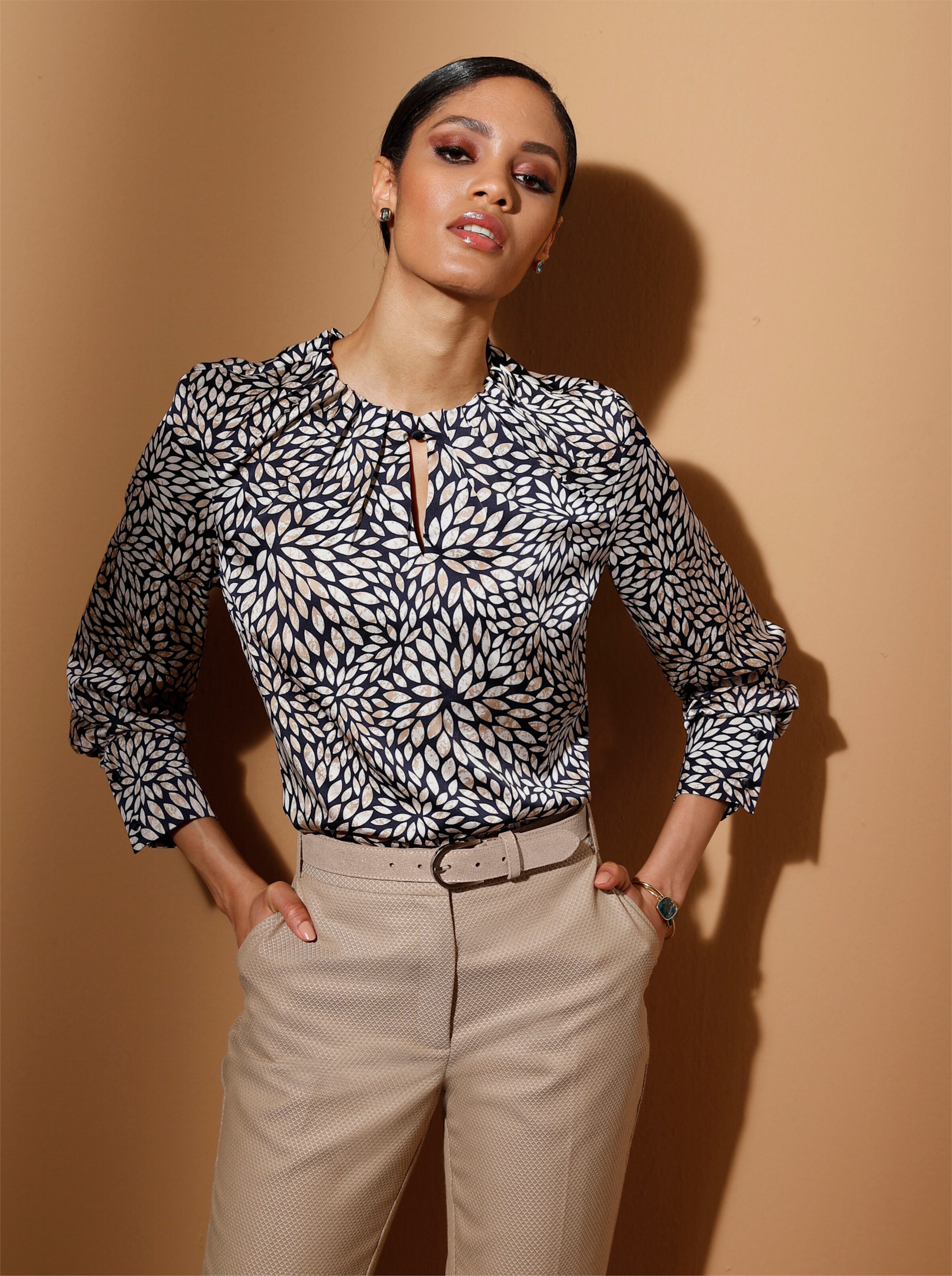 Langarmbluse in marine-beige-bedruckt
