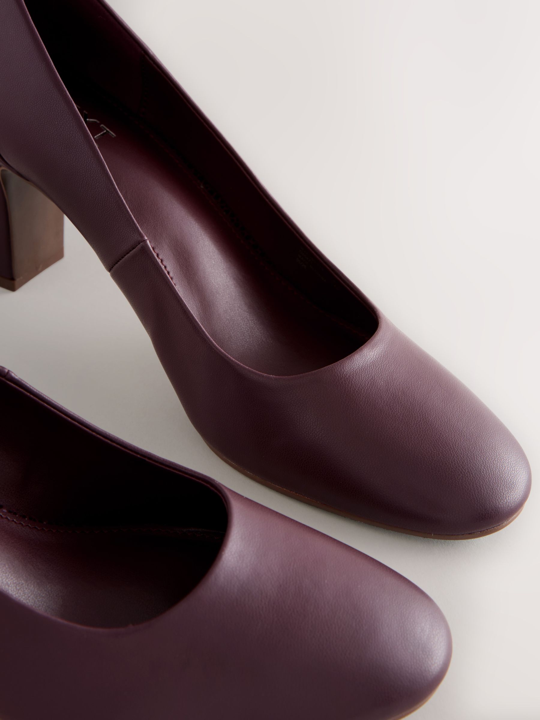 Bordeauxrood - Forever Comfort® Round Toe Block Court Heels