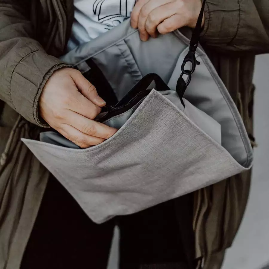 Anna und Oskar Faire Wickeltasche Friedchen aus recyceltem Material Hellgrau