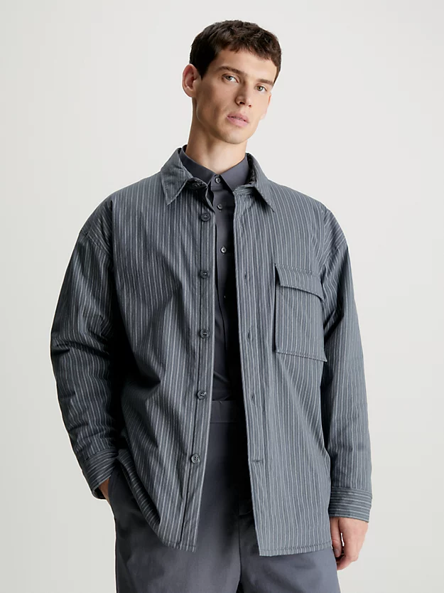 Camisa listrada acolchoada de corte folgado