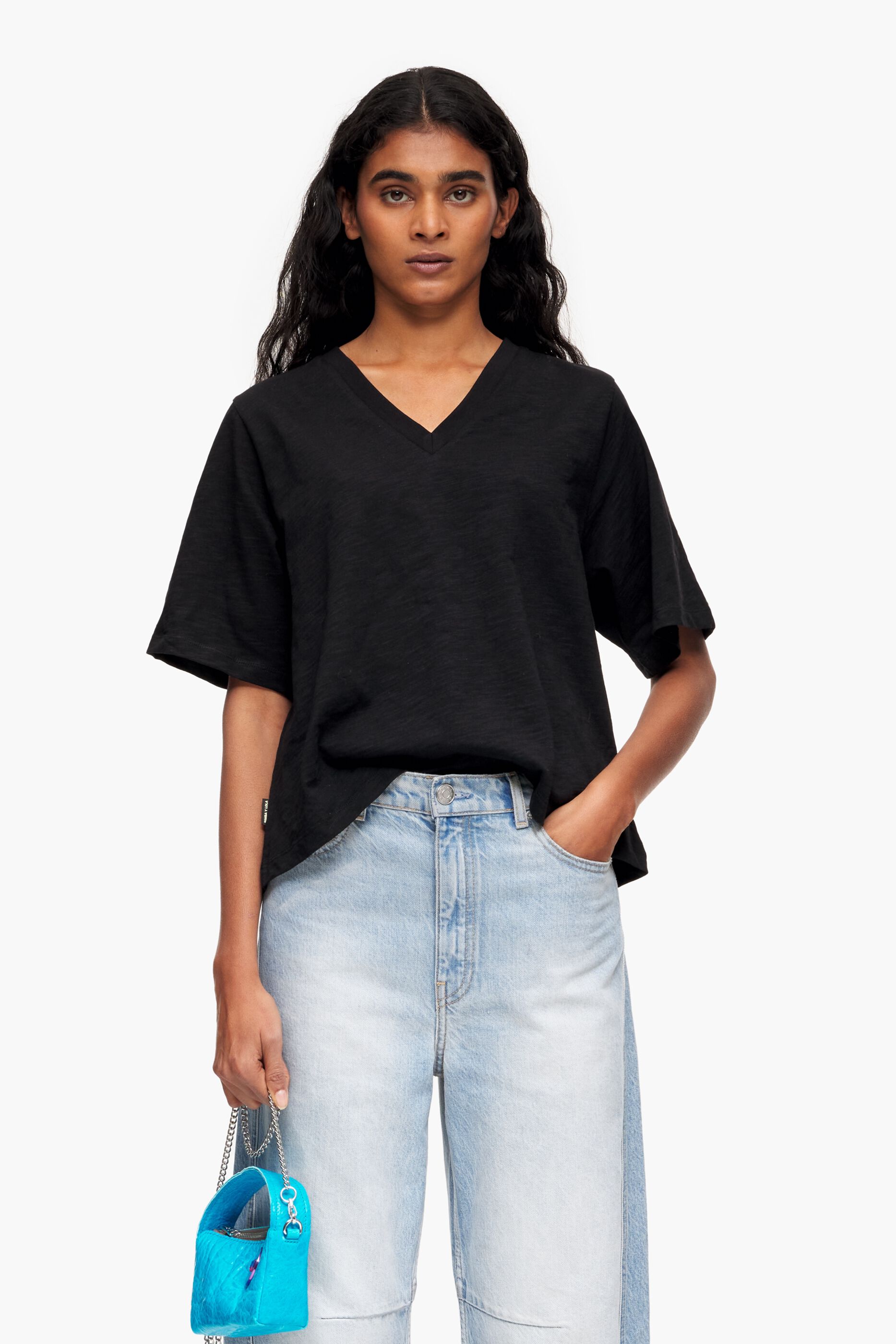 Camiseta preta de algodão com modelagem flare
