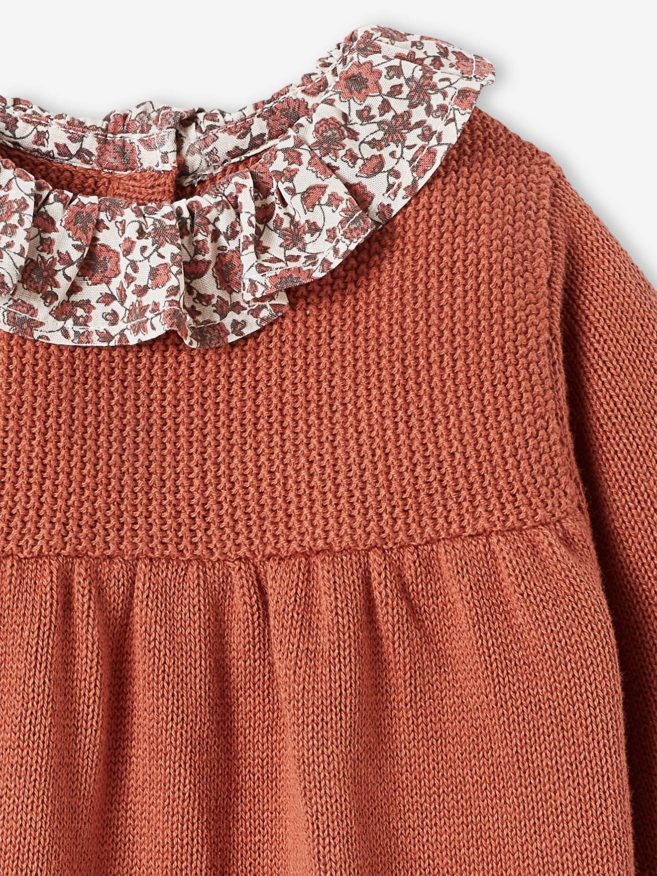 Vestido de tricô com flores no decote, modelo liso branco claro para bebê com estampas.