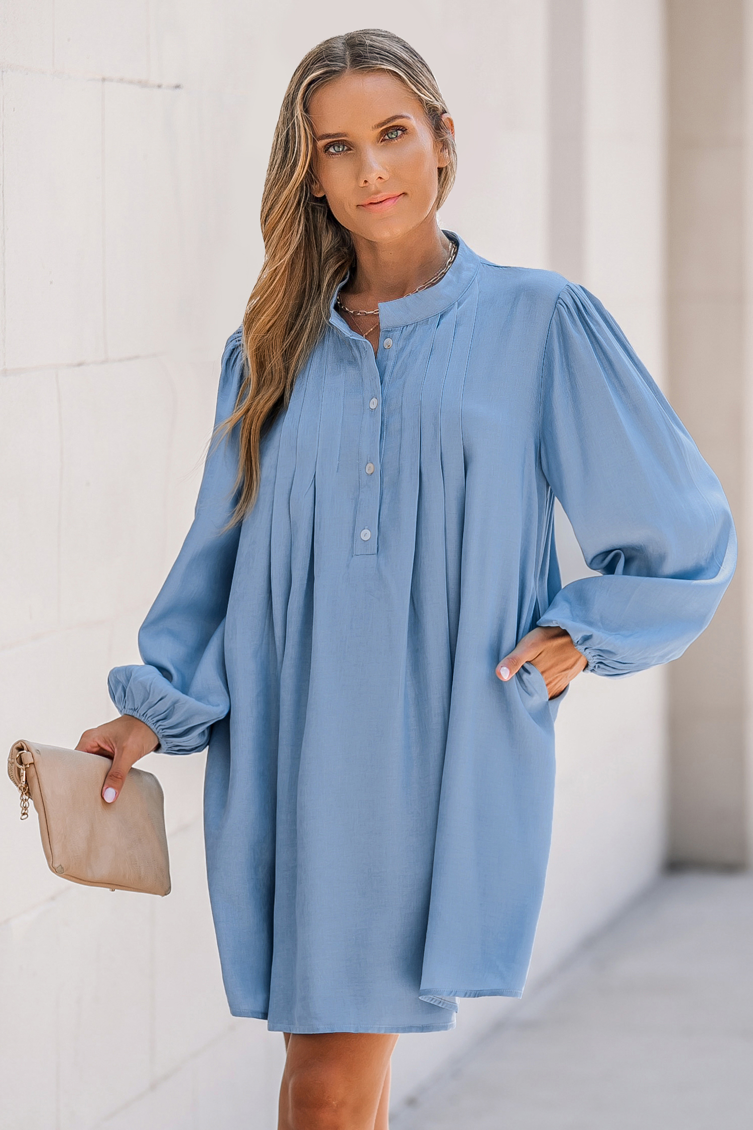Robe chemise mini plissée à demi-bouton