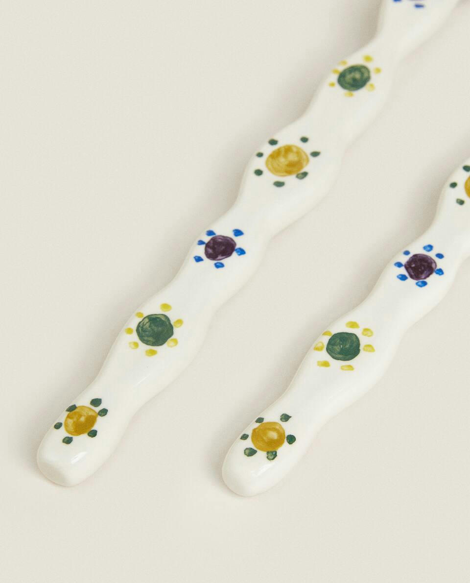Conjunto de 2 travessas com cabo de papelão ondulado.