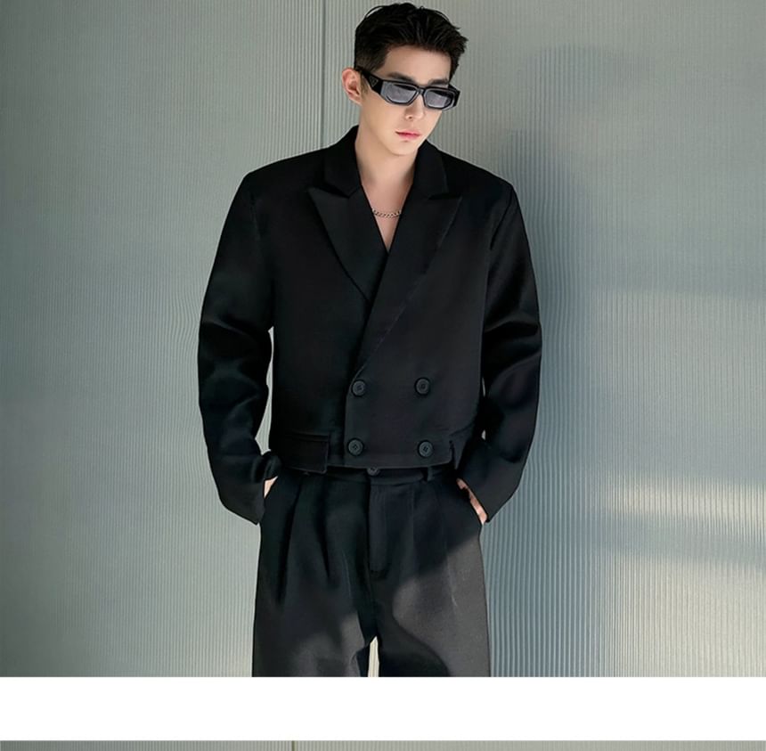 Adotuastic - Effen dubbelrijs crop blazer met piekrevers