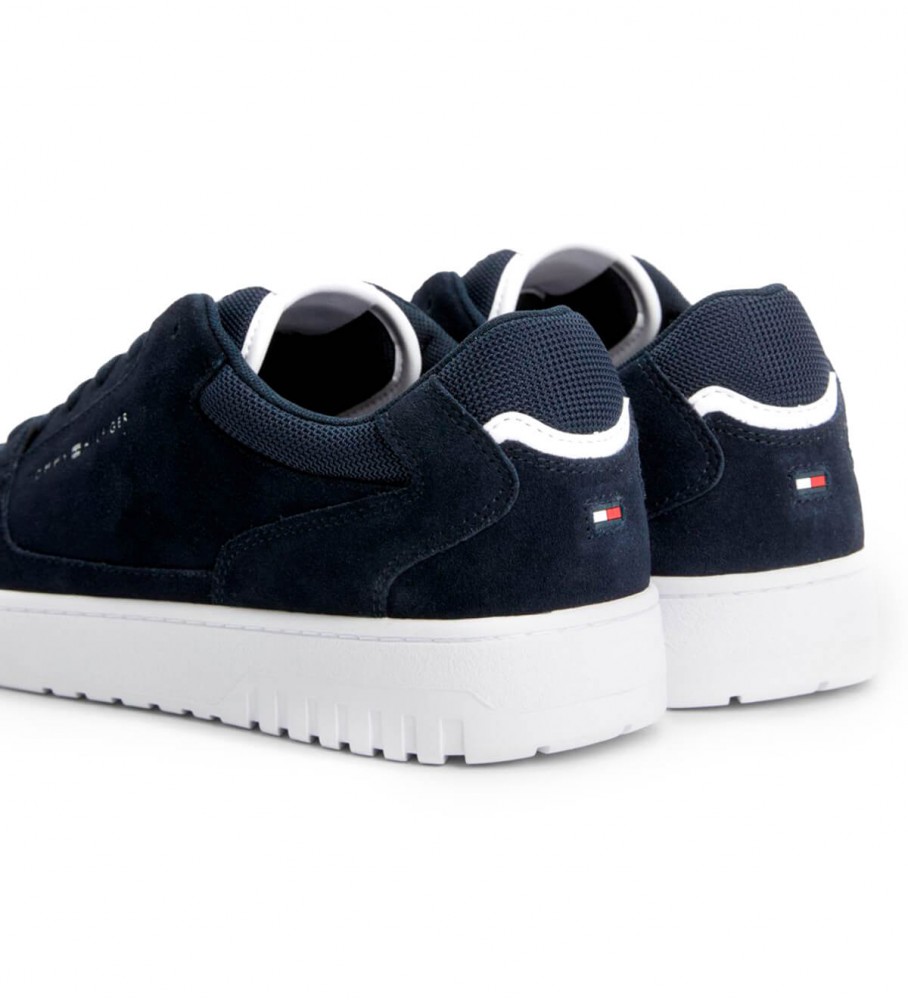 Tênis Tommy Hilfiger azul-marinho de camurça com sola de borracha.