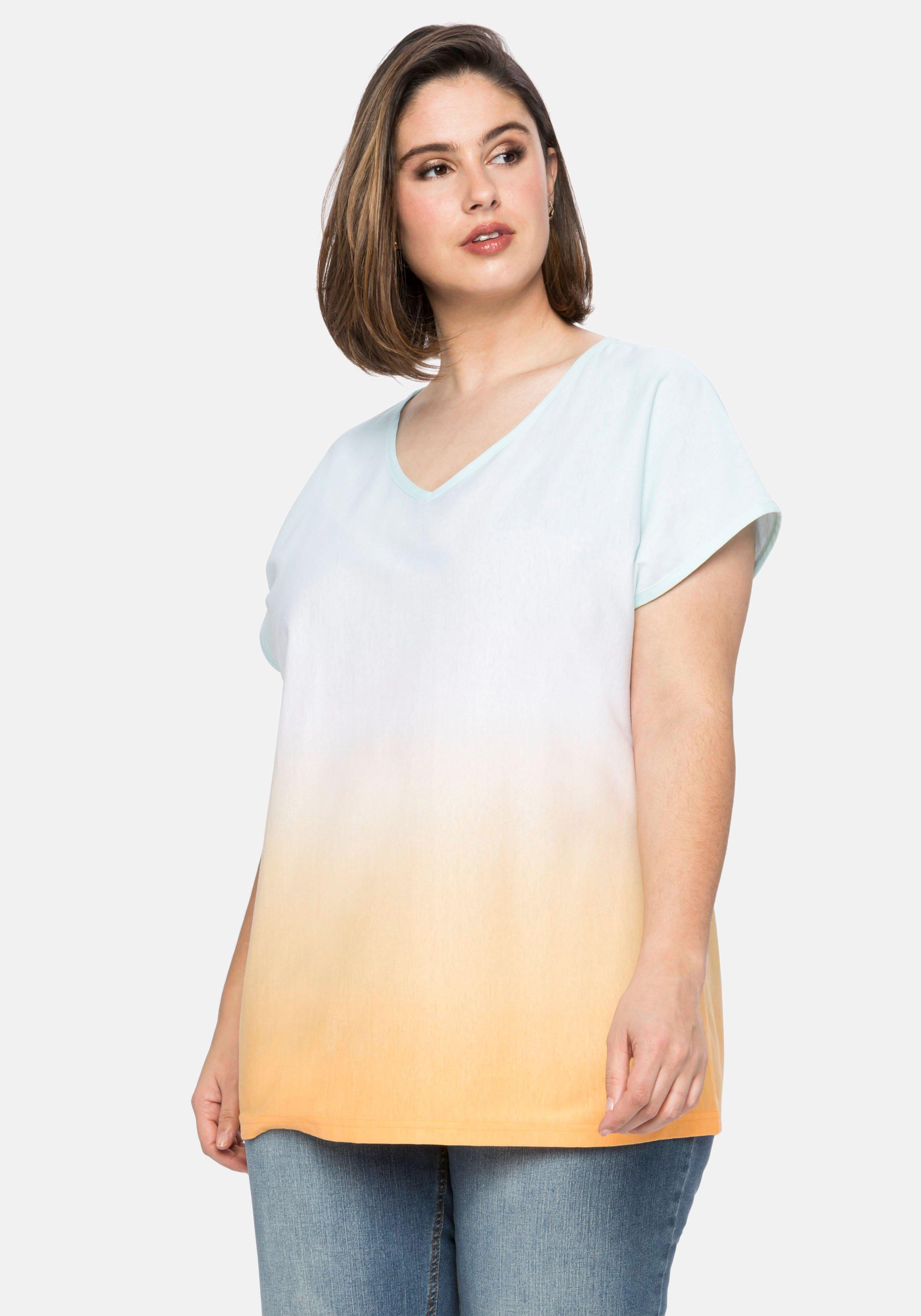 Shirt in Batik-Optik und mit V-Ausschnitt