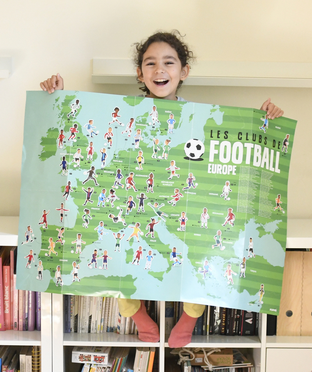 POPPIKPOSTER ÉDUCATIF AVEC 64 STICKERS UNIVERS FOOTBALL