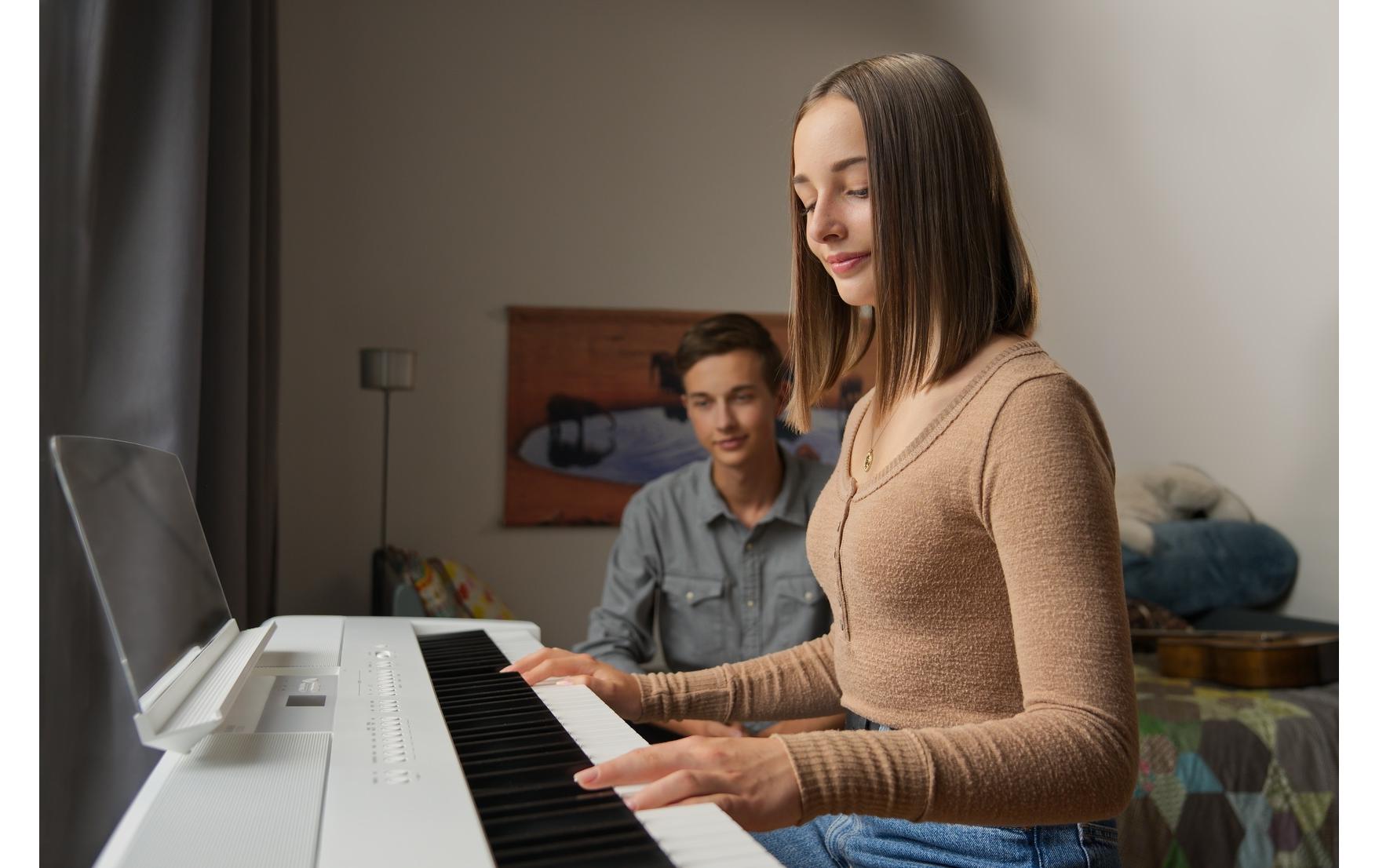 E-Piano ES-520 – Weiss<br>Digitalpiano mit Bluetooth-MIDI-Konnektivität und integrierten Lern- und Aufnahmefunktionen