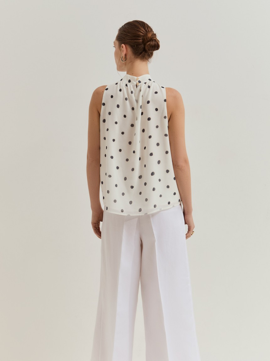 Blusa às bolinhas