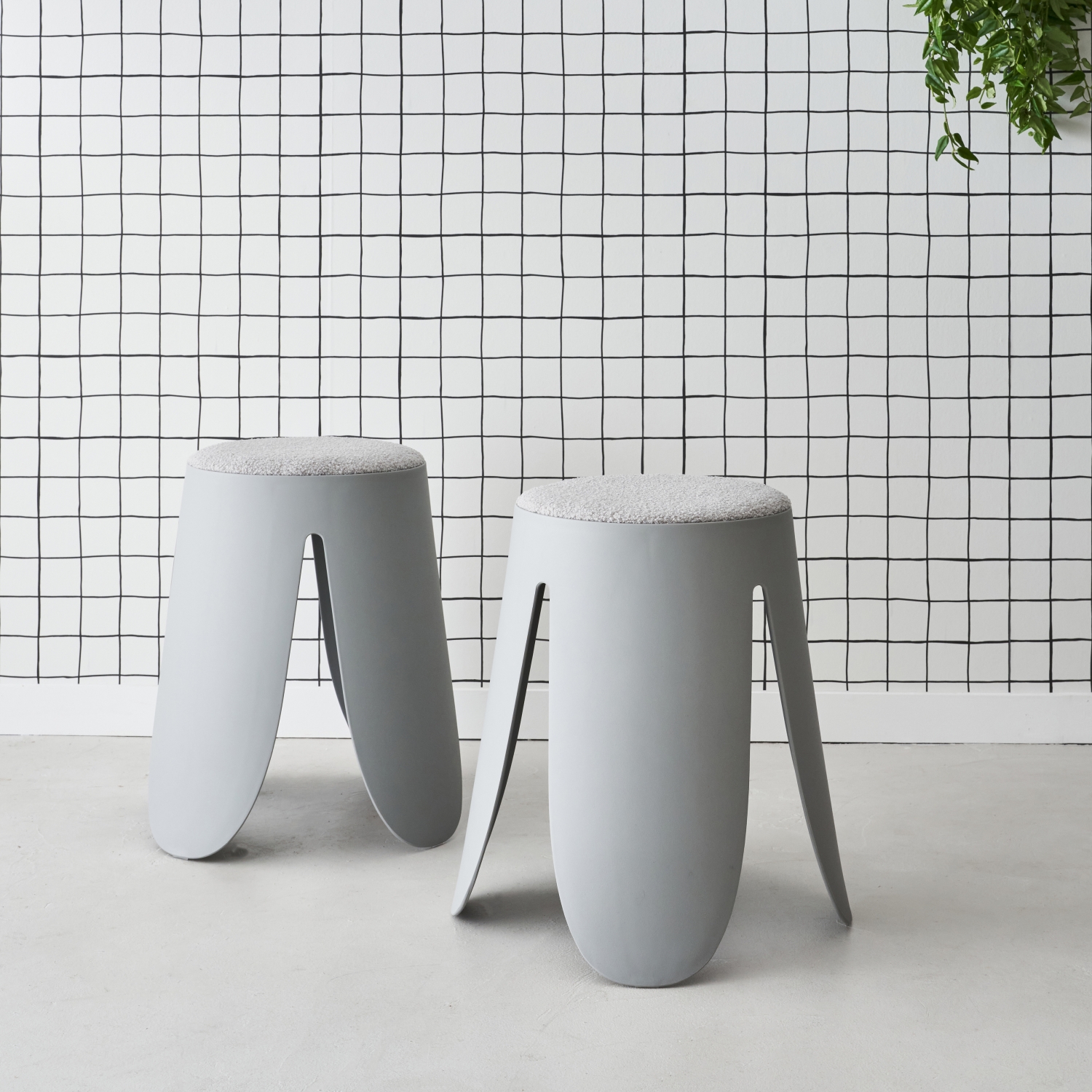 Set de 2 tabourets empilables gris clairs. Bouclette texturée. Niki. Ø30 / 44 x h46cm