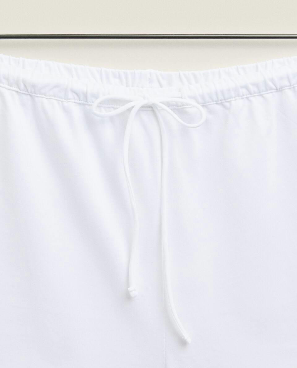 Shorts com detalhes em renda