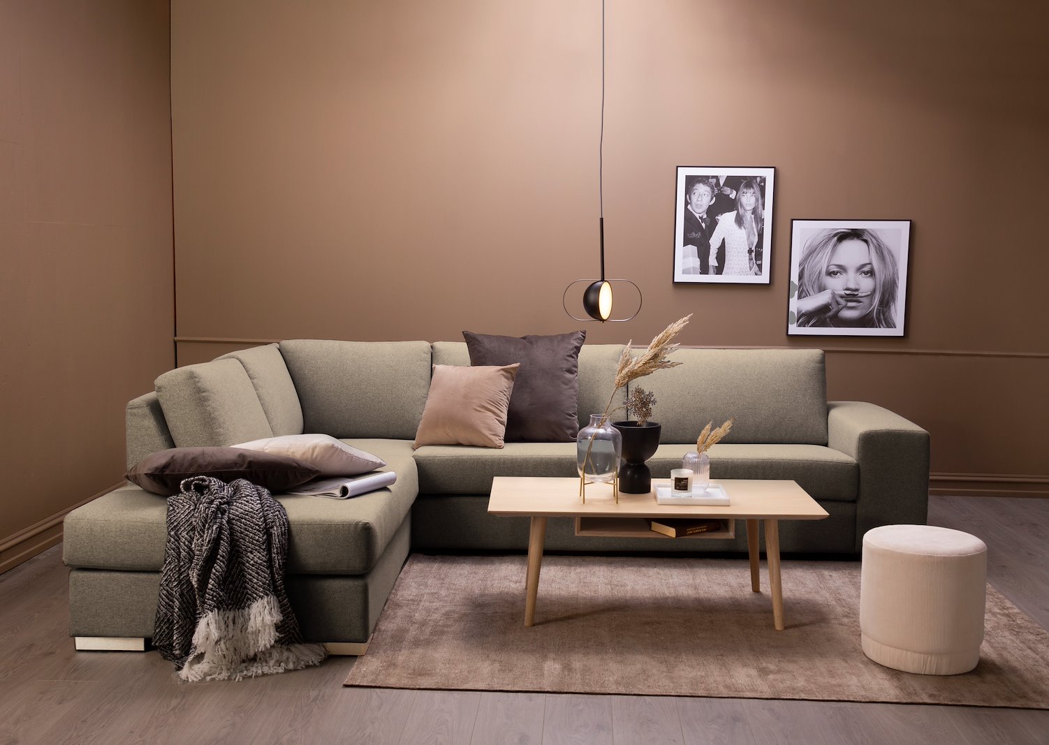 Modern Living hjørnesofa 3-seter med åpen ende venstre i tekstil Movie 13/1 Light Khaki med arm A og ben 1 hvitvasket eik. Faste puter