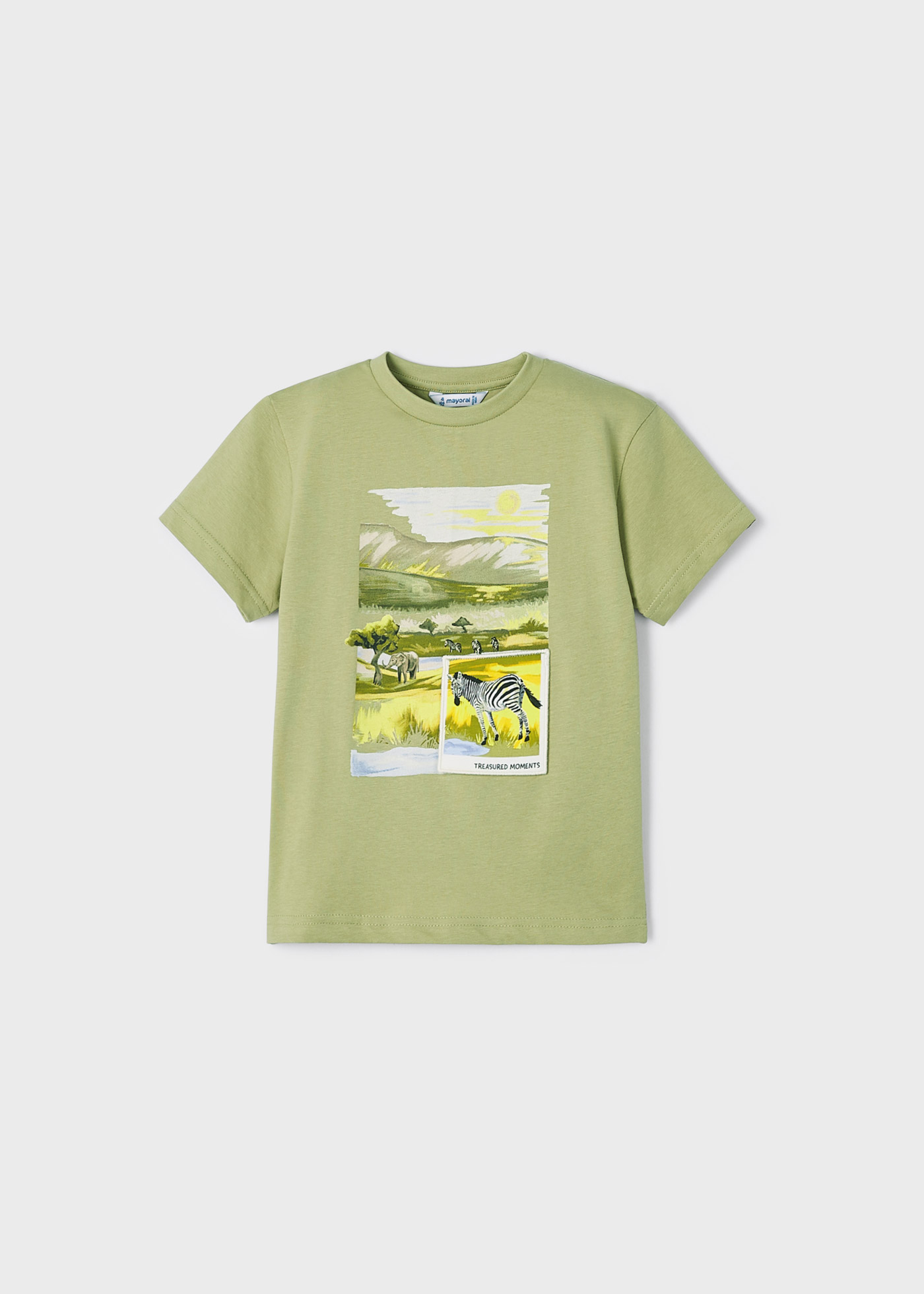Camiseta infantil com estampa interativa, feita de algodão sustentável.