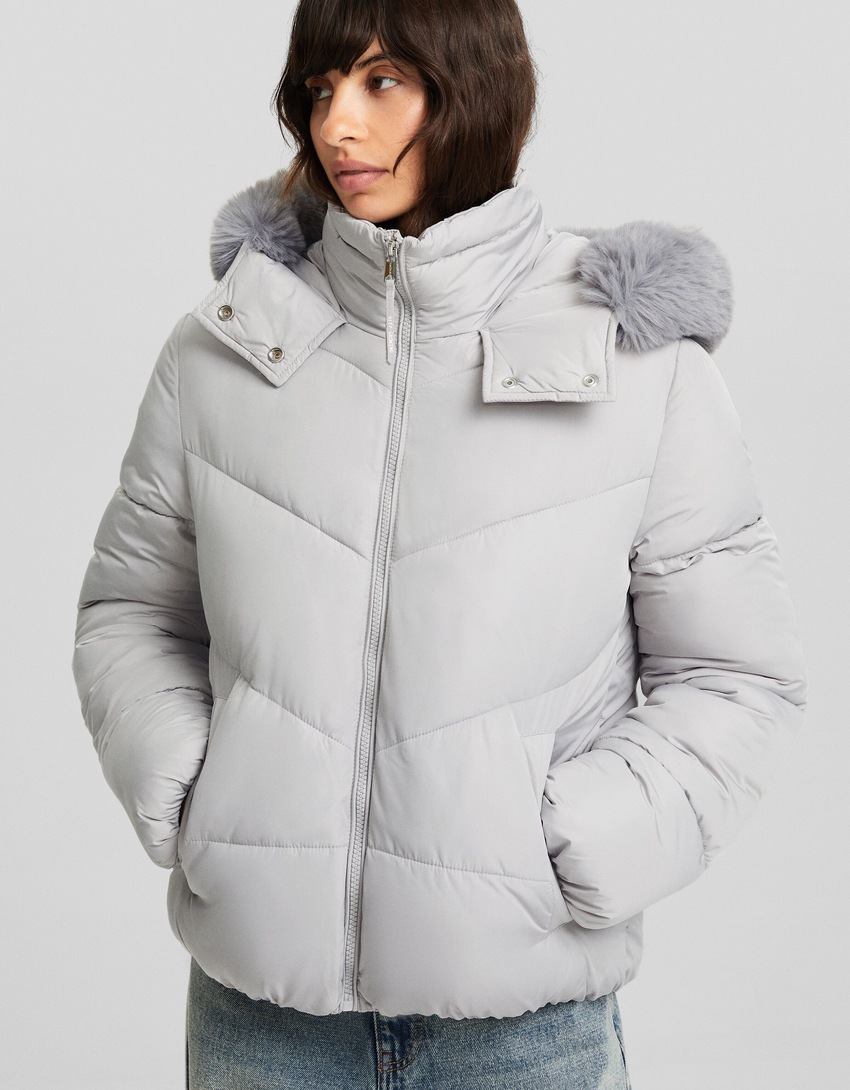 Jaqueta puffer com capuz de pele sintética