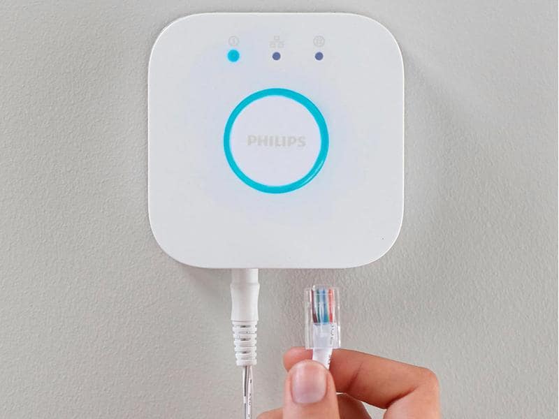 Philips Hue Bridge weiss Brücke zwischen der App und den Lampen