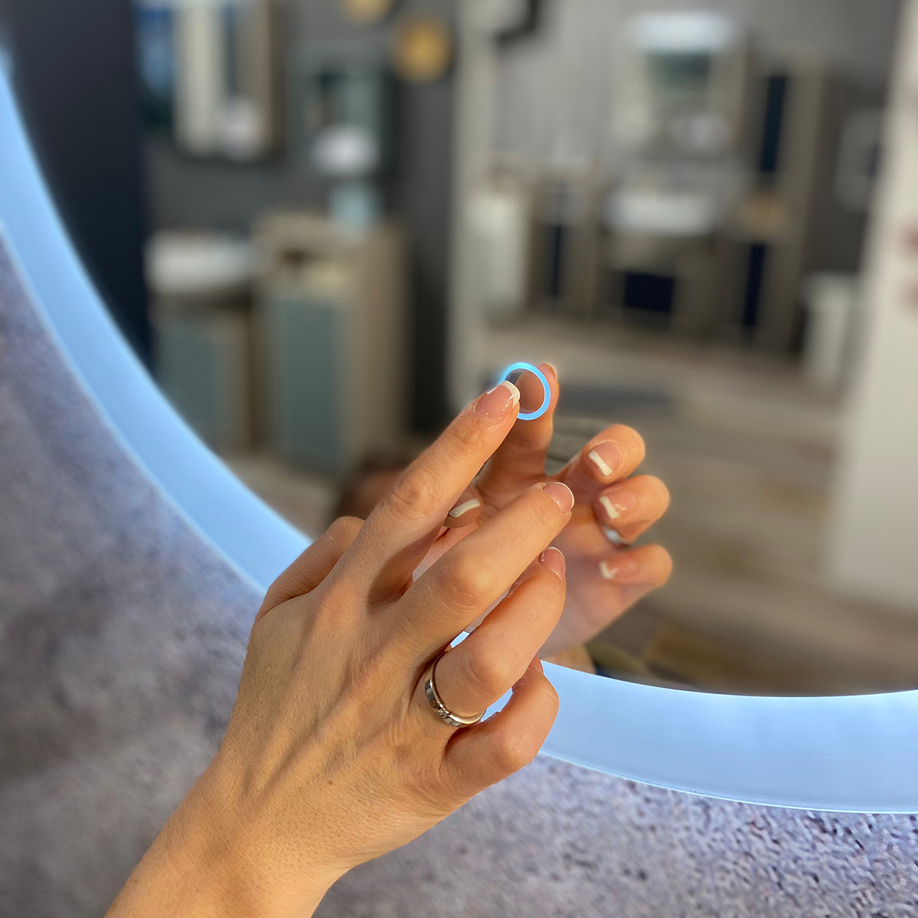 Spiegel - weiß - rund - mit Sensor-Touch