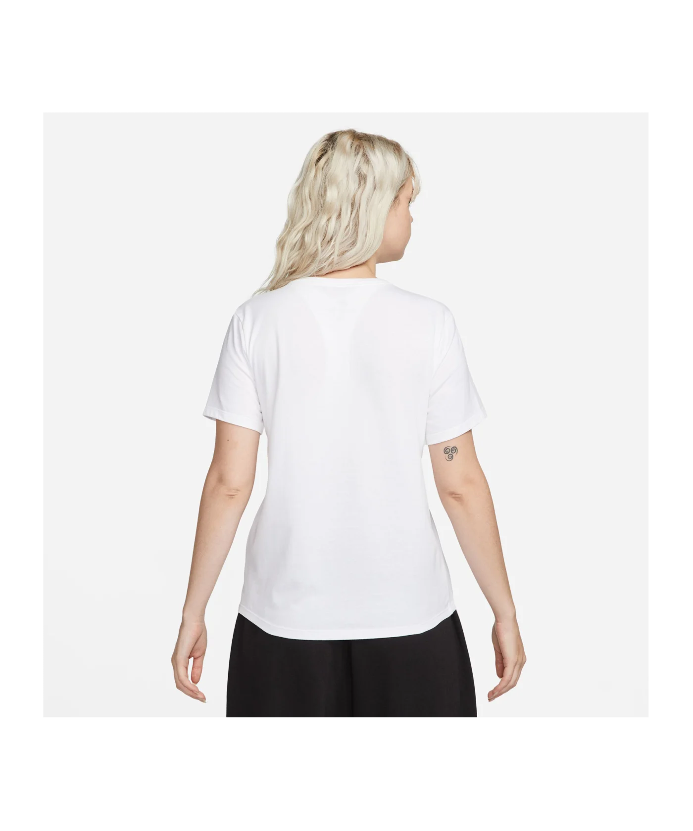 Nike Club Essentials T-Shirt Damen F100