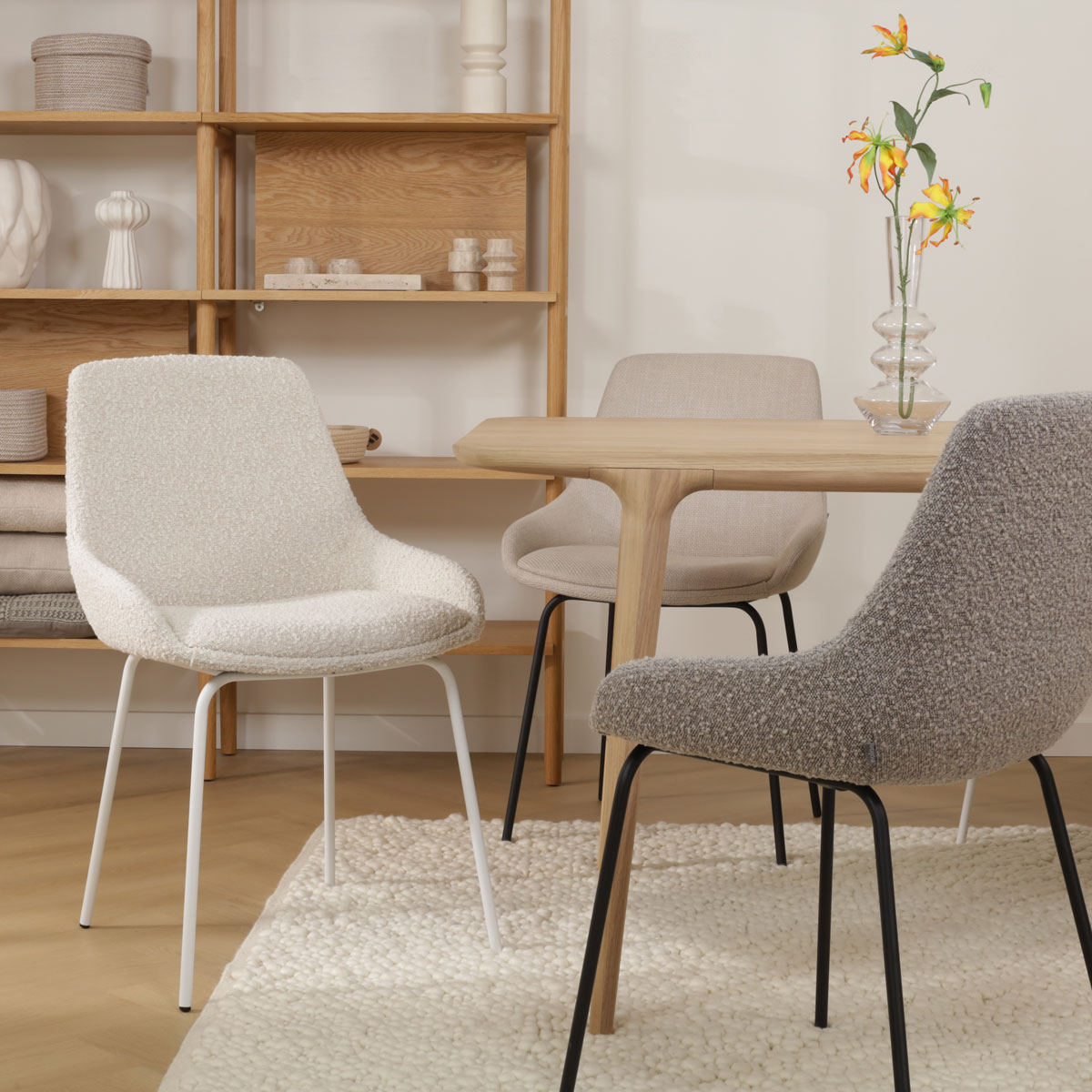 Eetkamerstoel Nora-Isa bouclé beige - wit onderstel