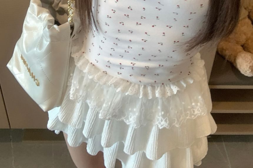 Closette - Top met kersenprint, strik en kantafwerking / Effen geribbeld vest met ronde hals