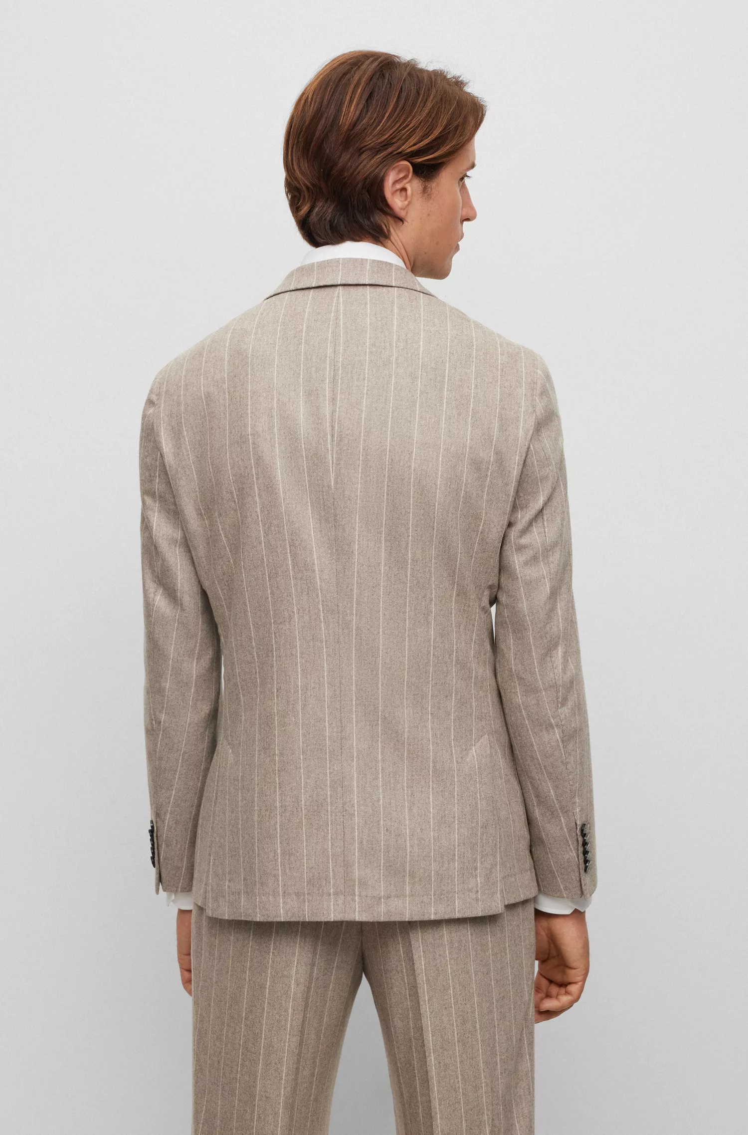 Terno BOSS Camel de corte slim com abotoamento duplo em lã elástica listrada.