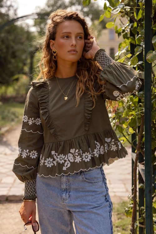 Donkergroene top met witte embroidery