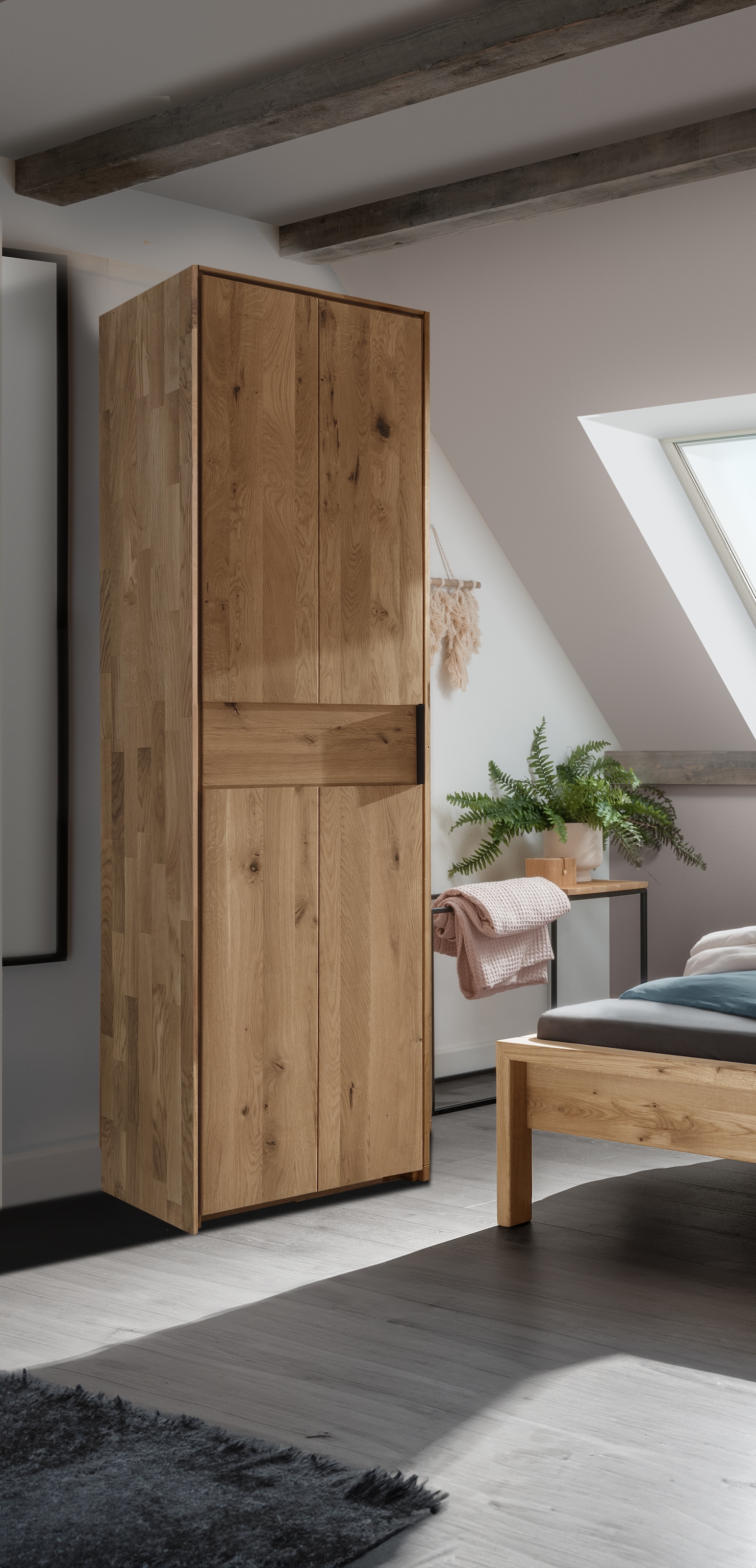 Home affaire Drehtürenschrank »Huven, Kleiderschrank mit viel Stauraum, aus Massivem Eichenholz« Scandi, 218cm Hoch, 1 Kleiderstange & 1 Fach, Bügelgriff & Soft-Close