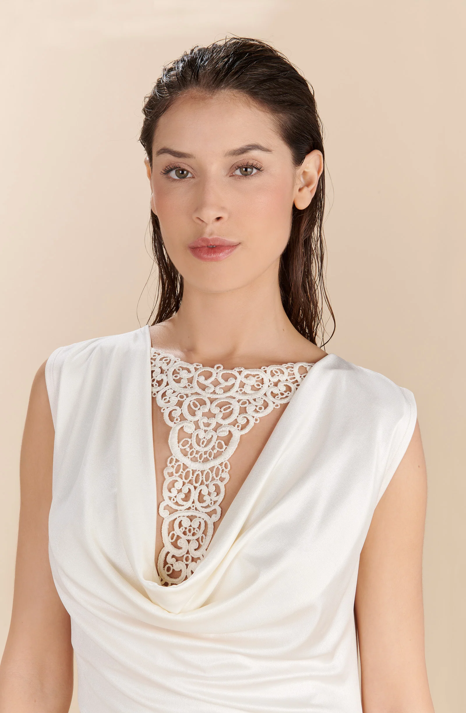 reanne Robe longue nacre à décolleté bénitier et guipure Nacre