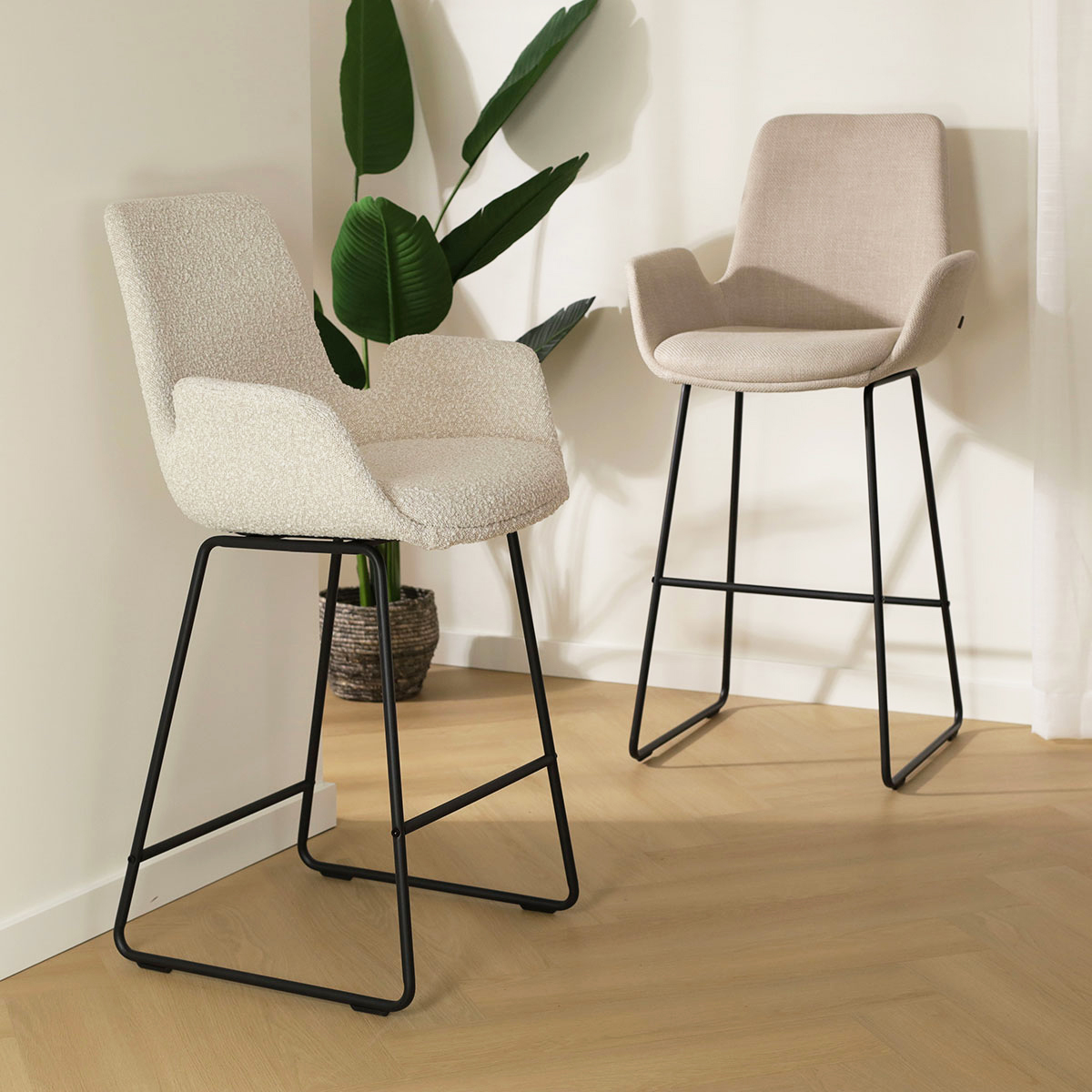 Barkruk Nino-Eef bouclé beige - zwart onderstel - 65 cm