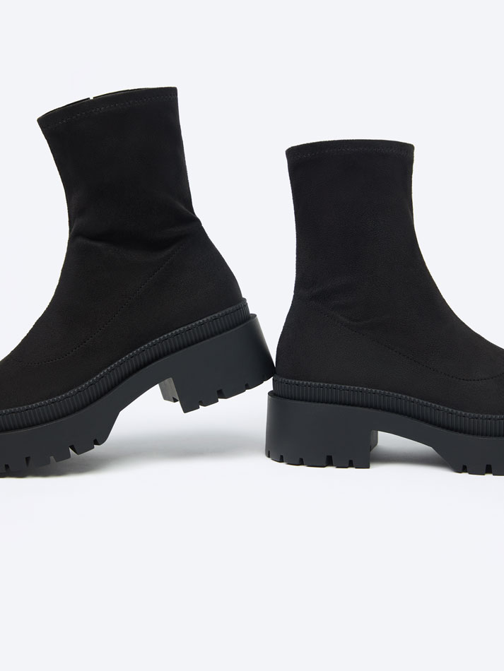 Bota de cano curto com elástico - Preta