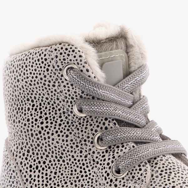 Groot gevoerde leren babyschoenen met stippen