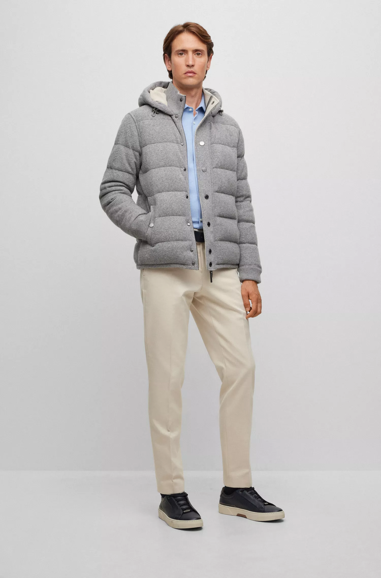 Jaqueta puffer BOSS com enchimento de plumas de camelo e cashmere.