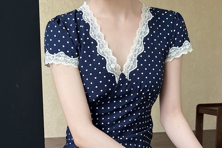 Keiko Girl - Maxi A-lijn jurk met korte mouwen, V-hals en gestippelde kanten rand