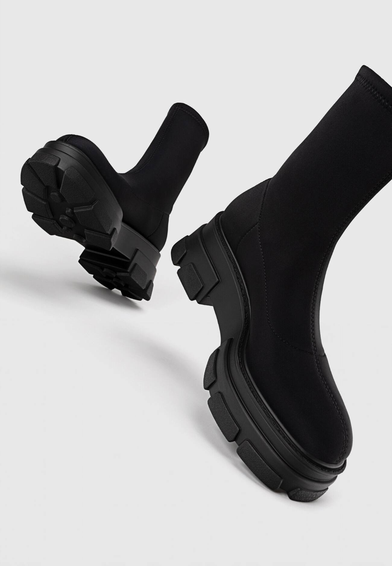 Botas de cano curto sem salto e com sola tratorada