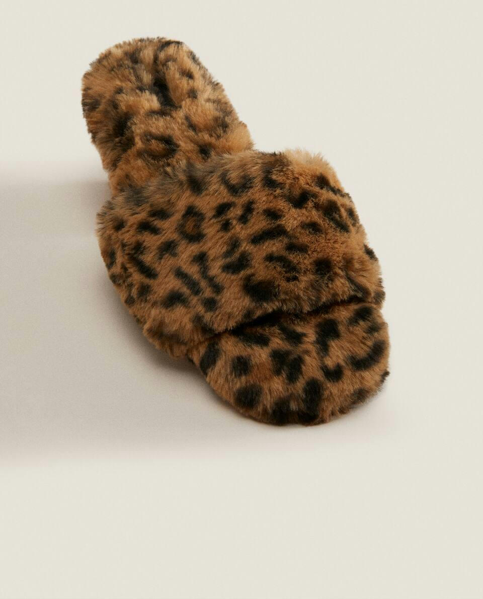 Pantufas de pele sintética com estampa animal