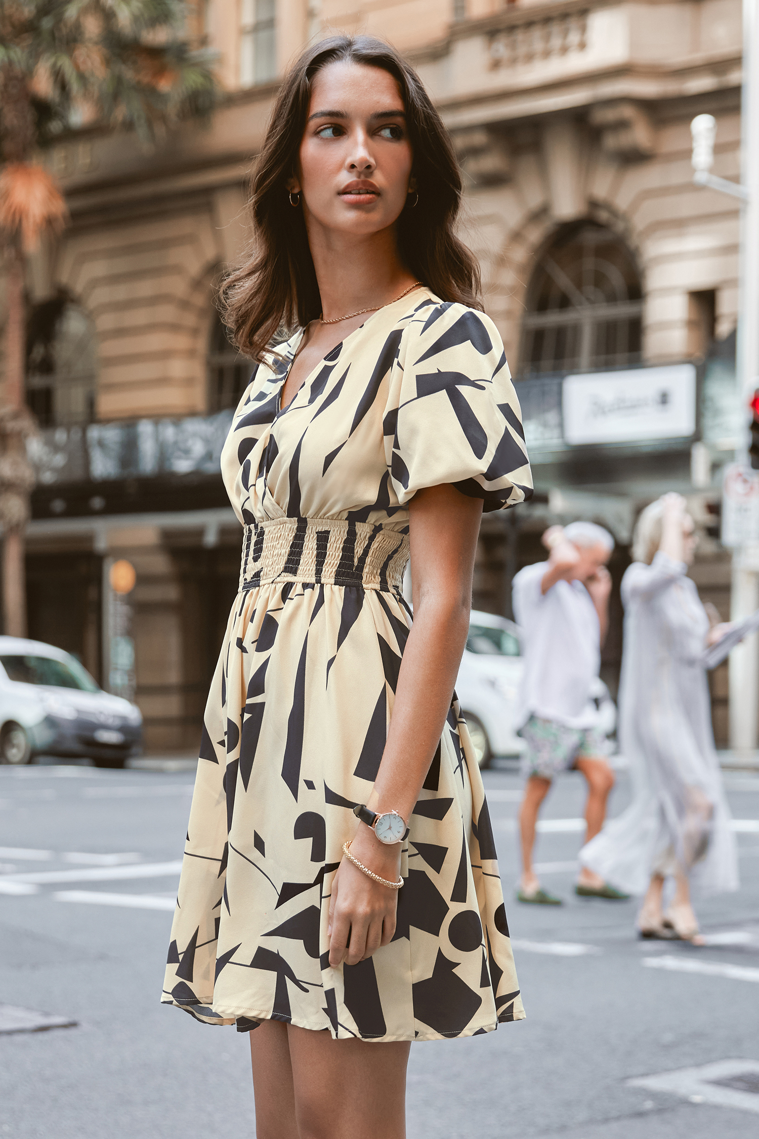 Robe mini à manches bouffantes et col surplis abstrait