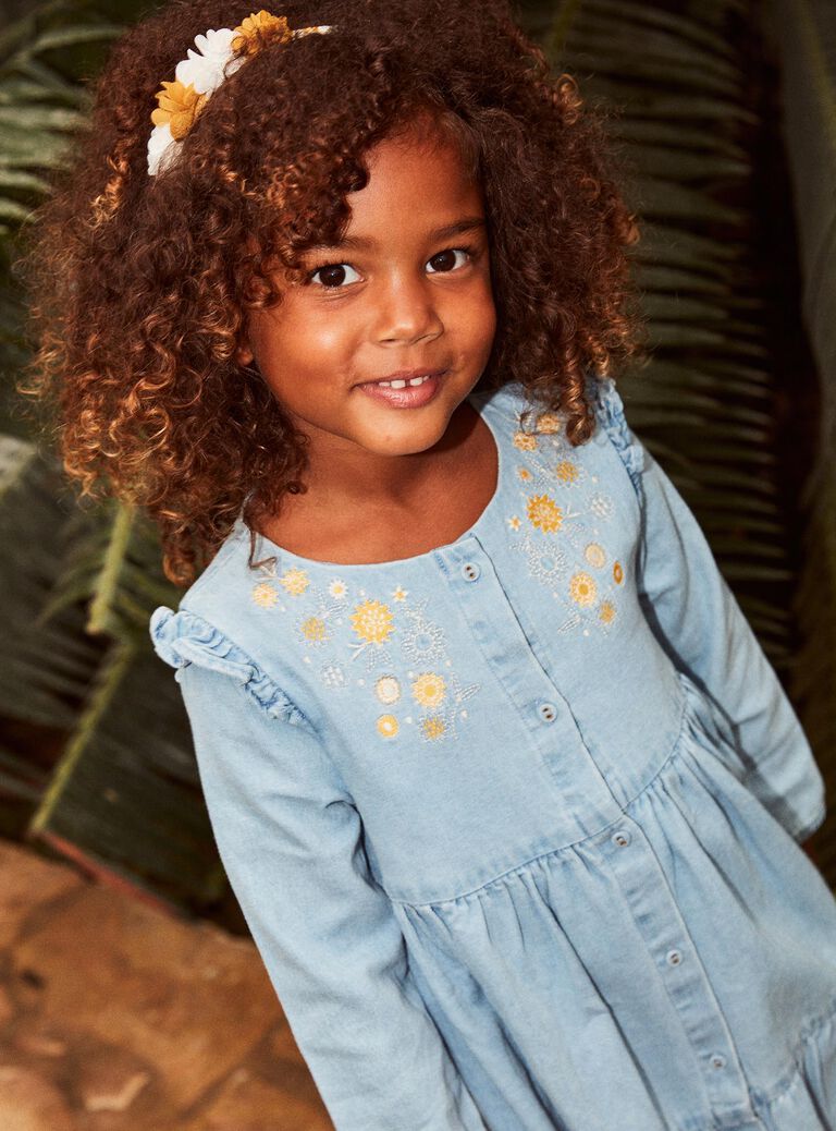 Robe en denim bleu à broderies fleuries