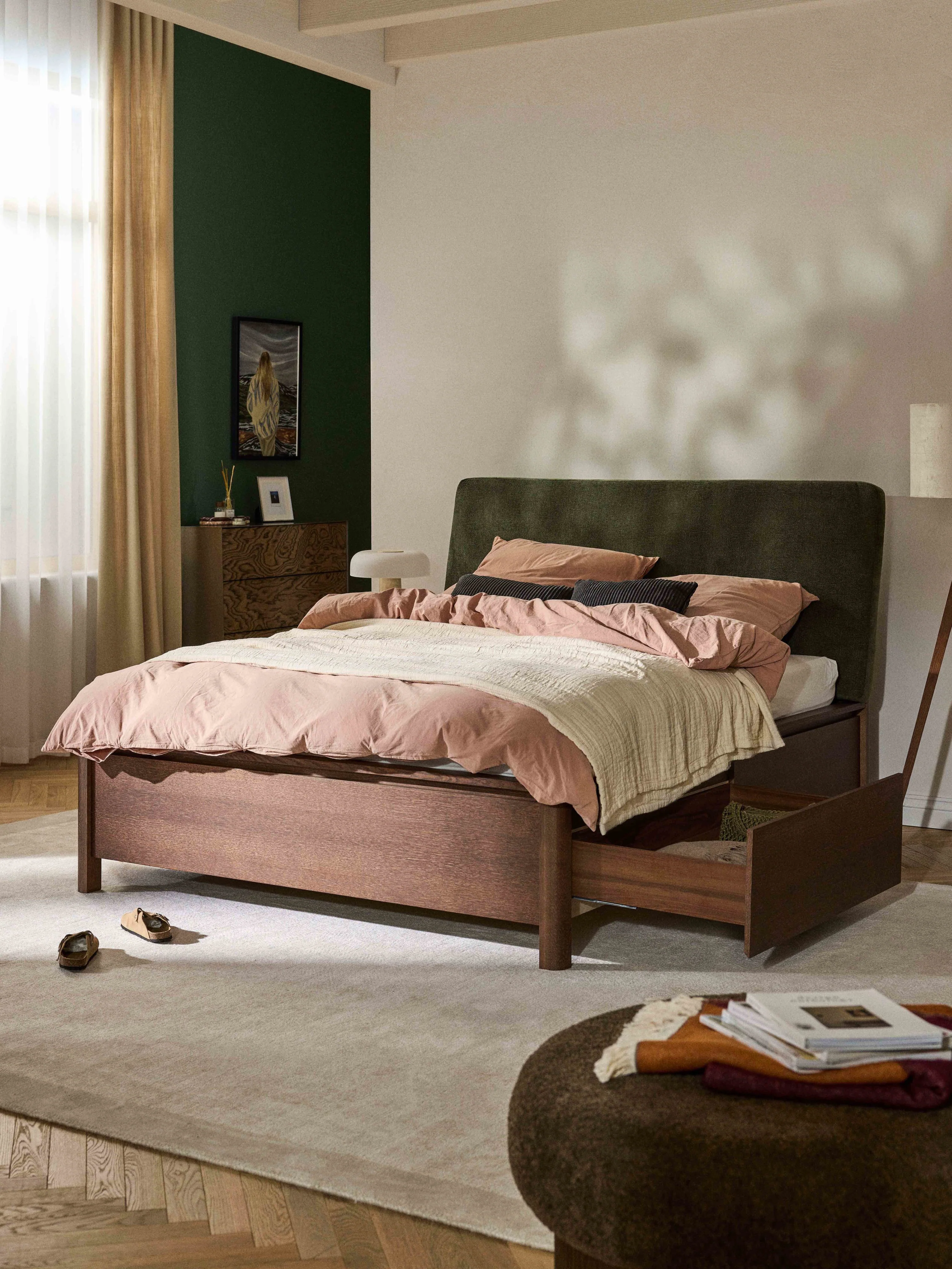 Houten bedframe Santiago met gestoffeerd hoofdeinde en lades