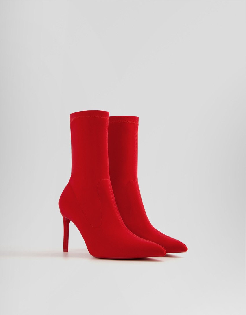 Botas de cano curto com salto alto e modelagem ajustada