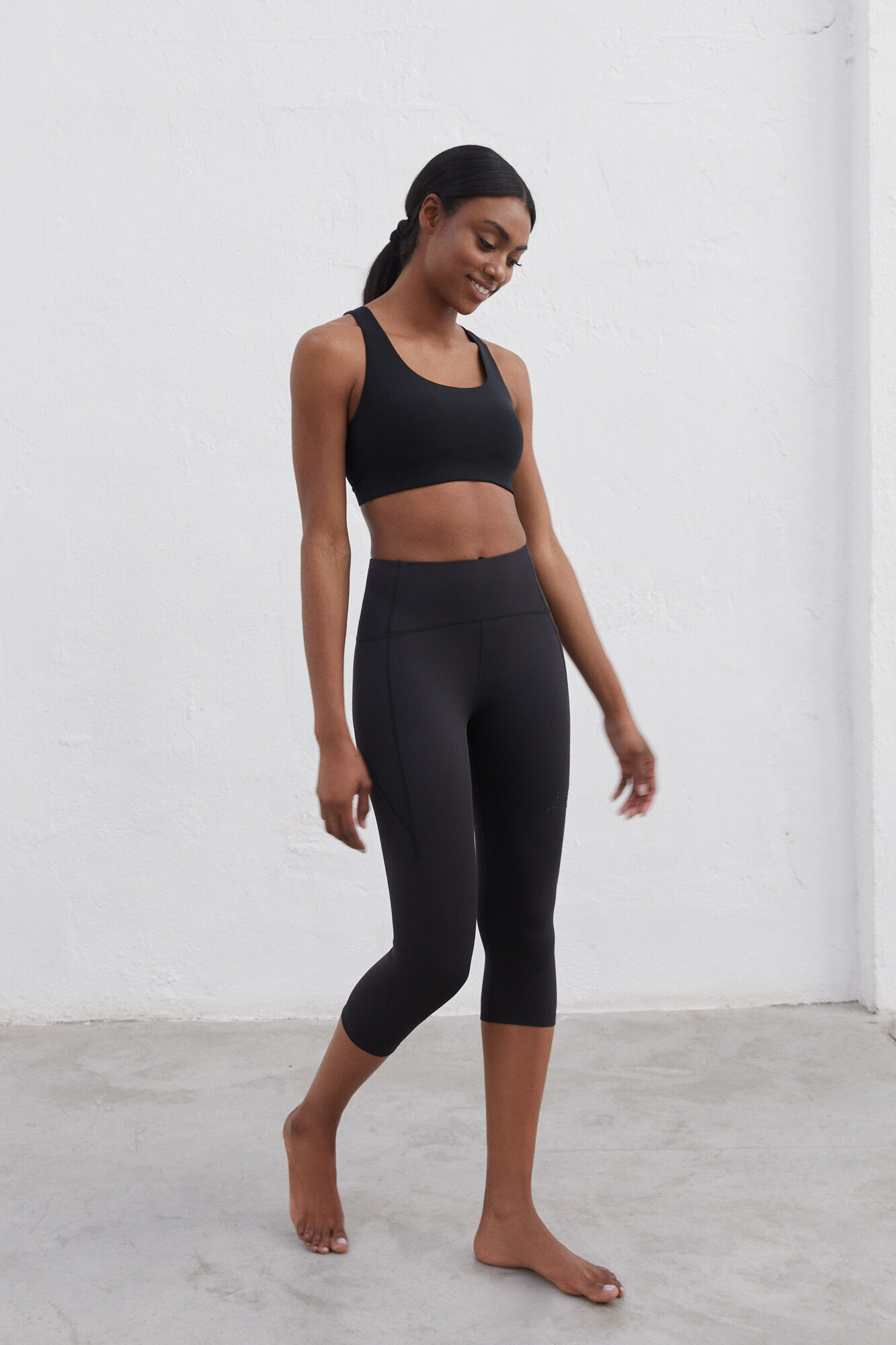Legging preta tamanho médio com elasticidade 4D