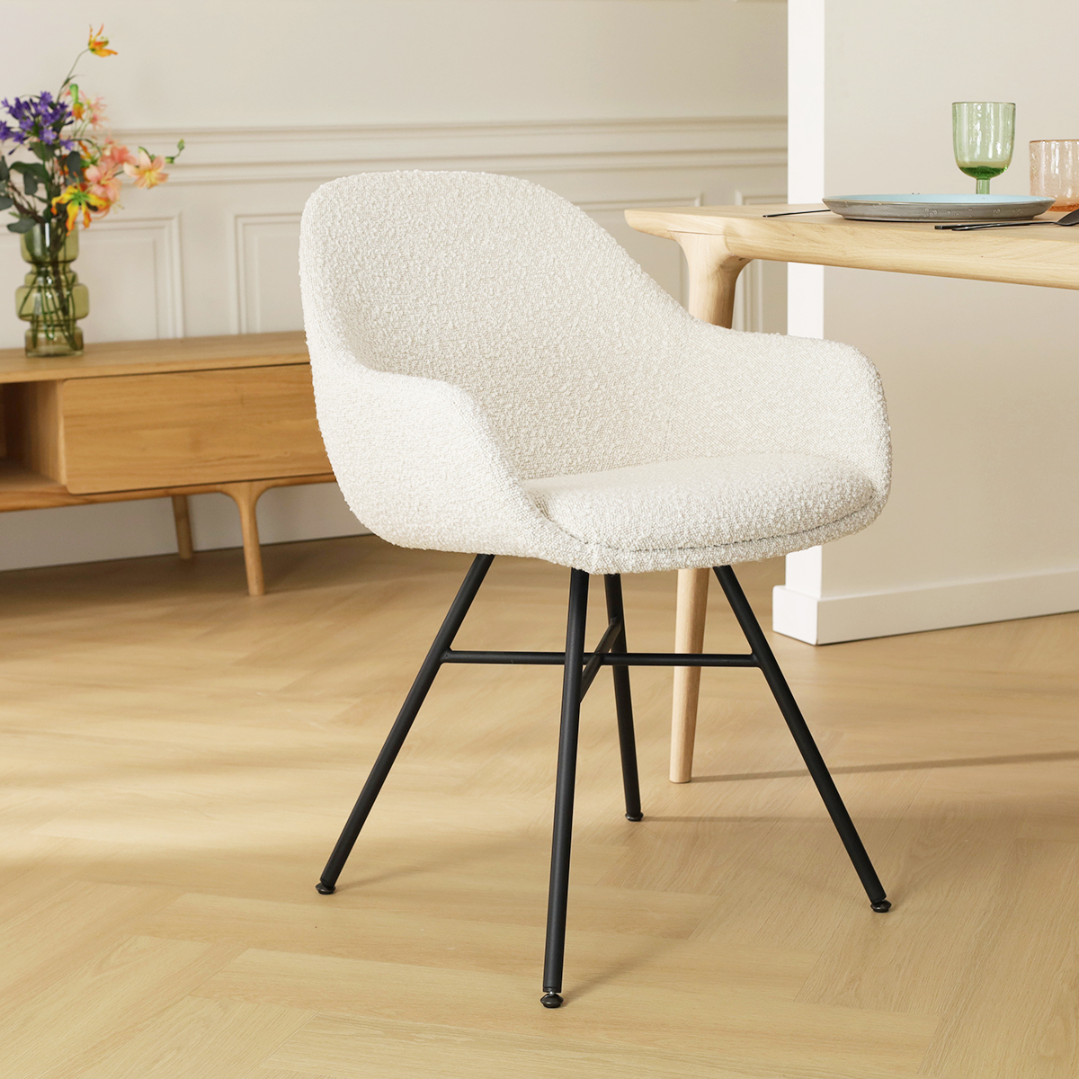 Eetkamerstoel Noa-Mae bouclé beige - zwart onderstel