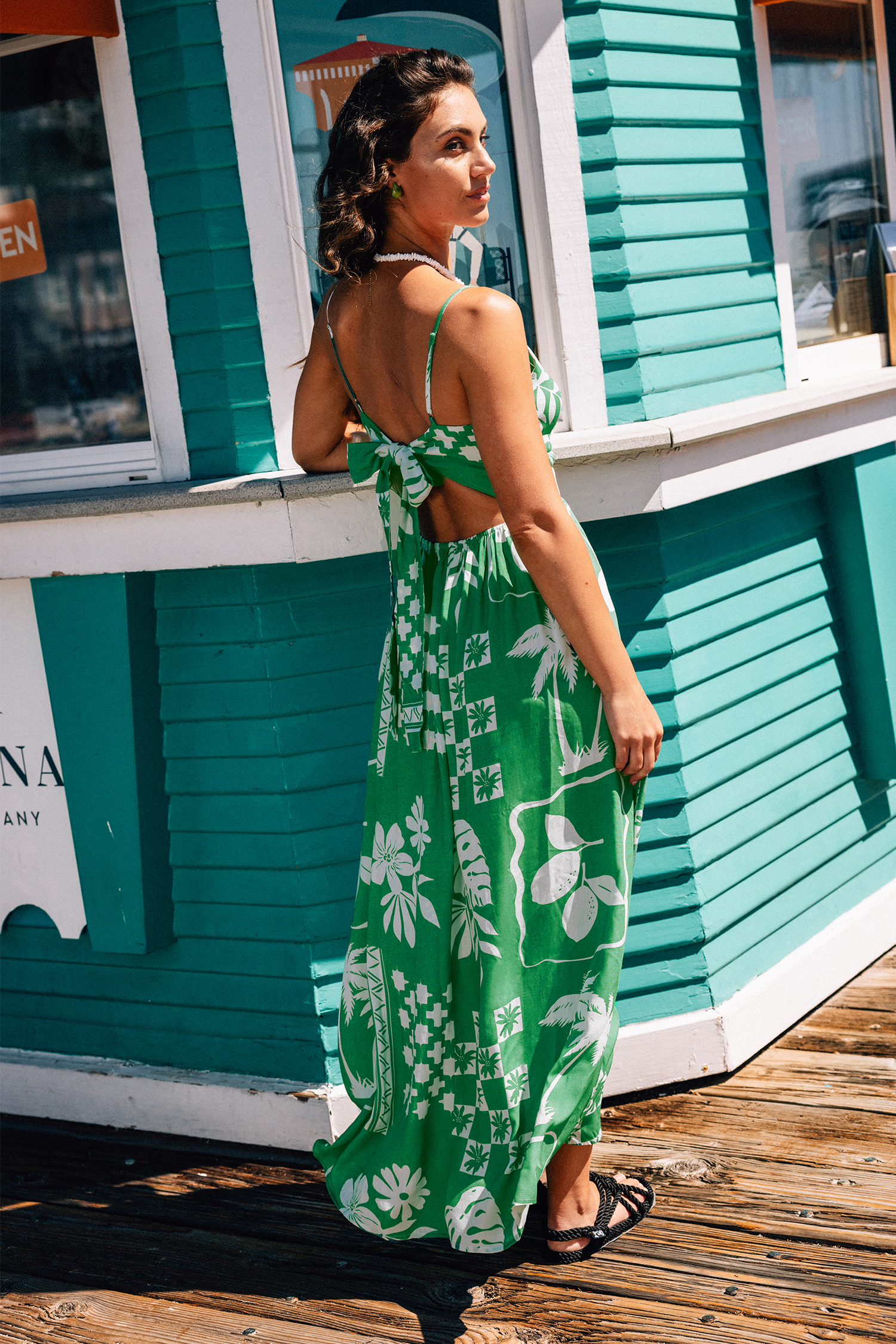 Robe maxi avec col en cœur torsadé et trou de serrure tropicale