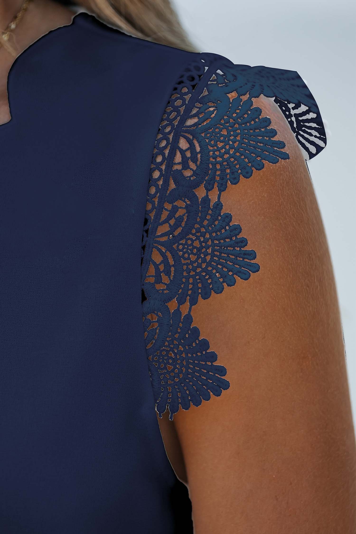 Haut à col en V en dentelle bleu marine