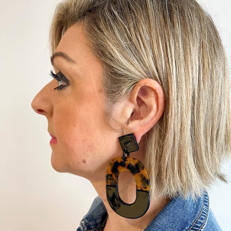 Boucles d'oreilles pendantes bicolores noires et motifs léopard