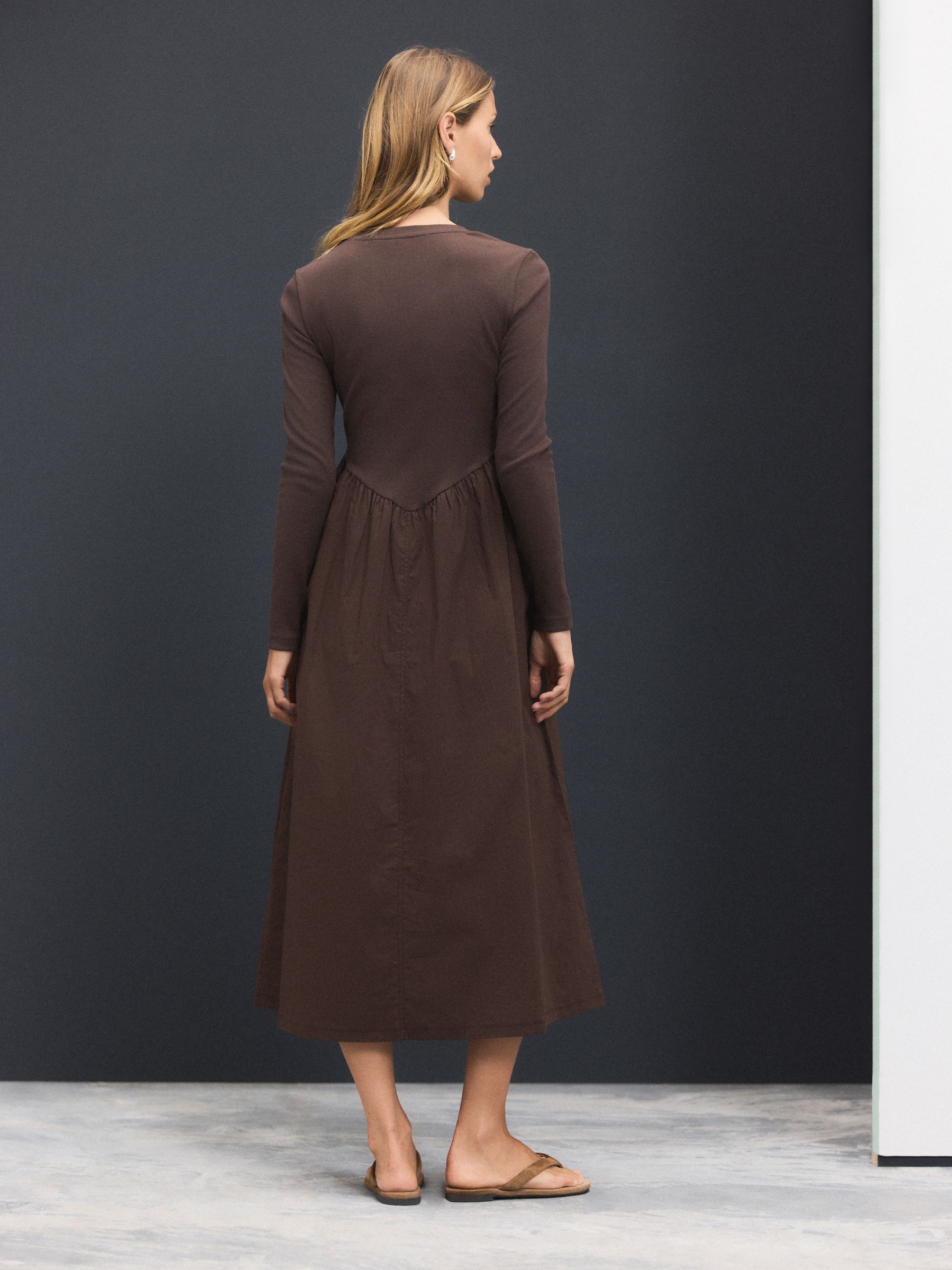 Chocoladebruin - Jersey midi-jurk met geweven mix en taille