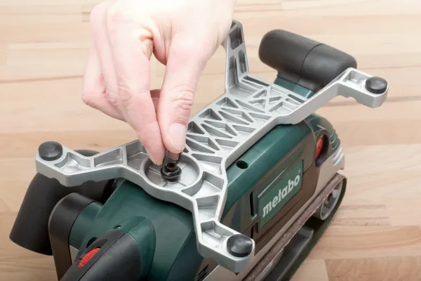 Metabo BAE 75. slibemaskine type: båndsliber, støvbeholder type: støvpose. effekt: 1010 W. vægt: 4,7 kg, slibeplade størrelse (BxD): 75 x 533 mm, slibeplade fastspændingssystem: 85 x 150 mm (600375000)