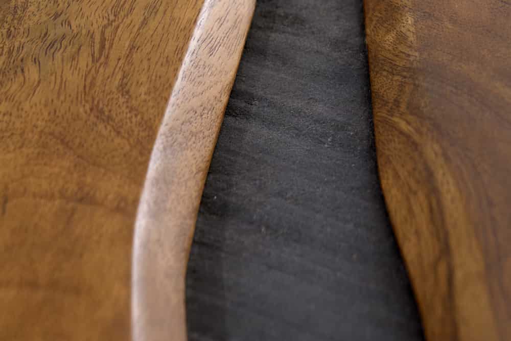 Massiver Couchtisch AMAZONAS 110cm Mangoholz Metall schwarz Baumkante Honey Finish