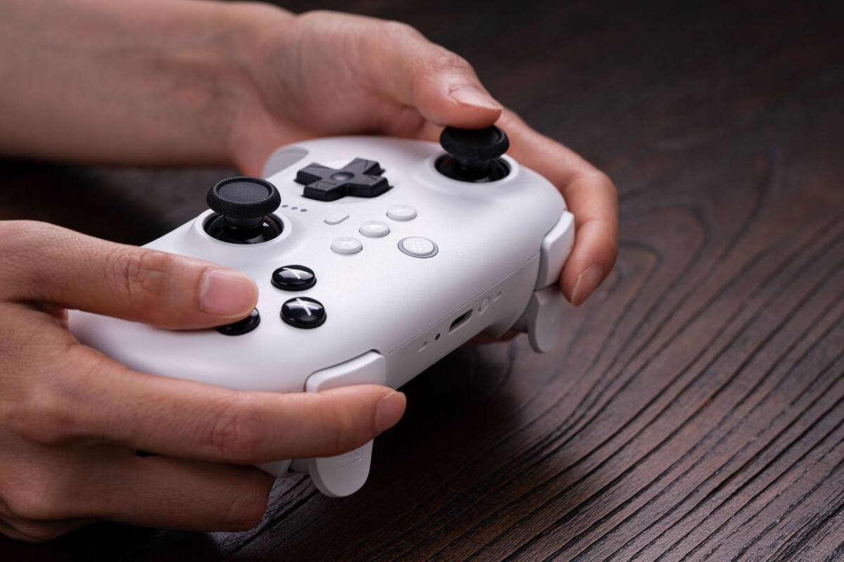 8Bitdo - Ultimate Trådløs Controller Inkl. Ladestation - Bluetooth - Hvid
