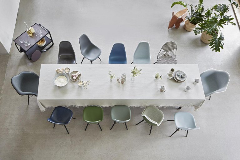 Vitra Eames DAR stoel zwart gepoedercoat onderstel, Mustard
